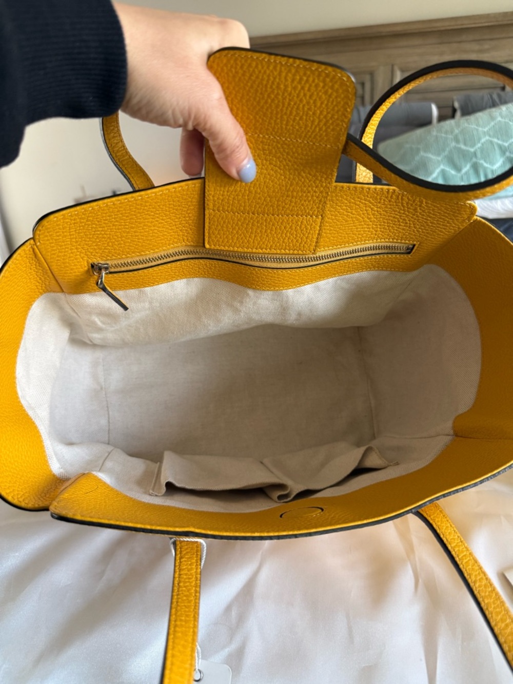 Gucci Yellow Pebbled Calfskin Leather Small Swing Tote Bag - Picture 2 of 7